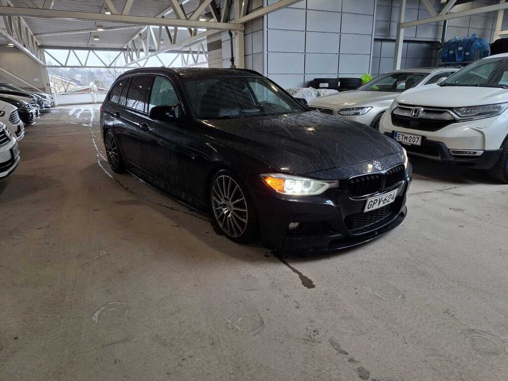 BMW 330 2014 Musta