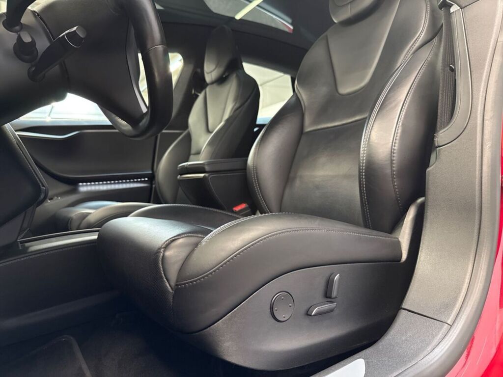 Tesla Model S 2019 Punainen