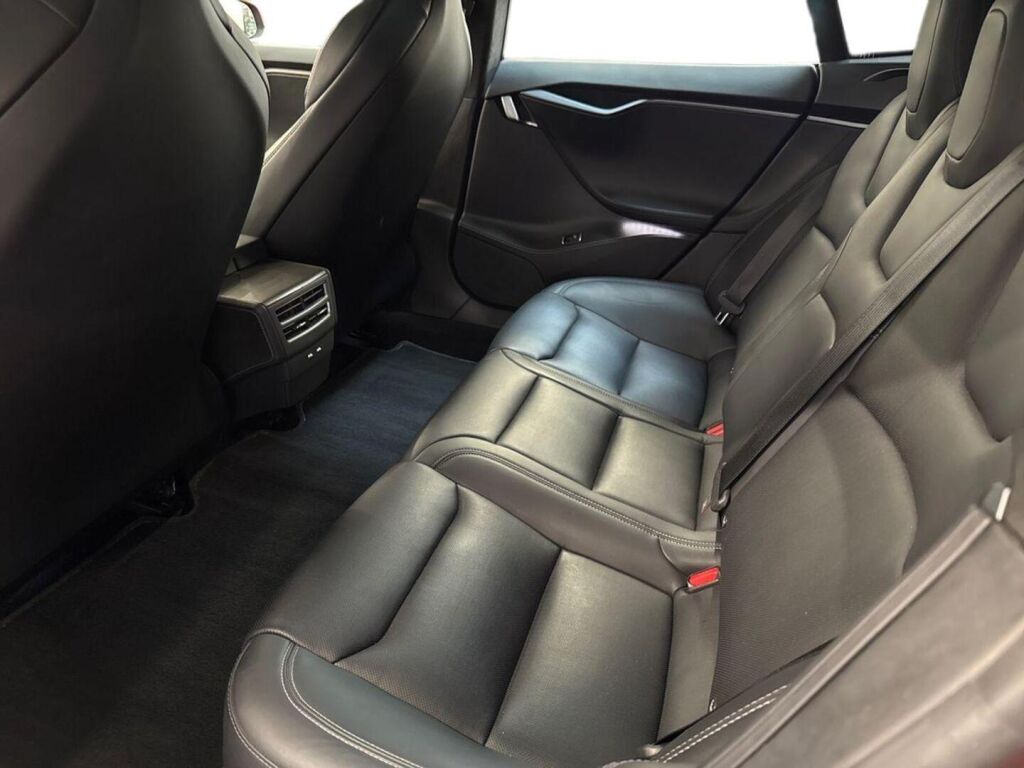 Tesla Model S 2019 Punainen