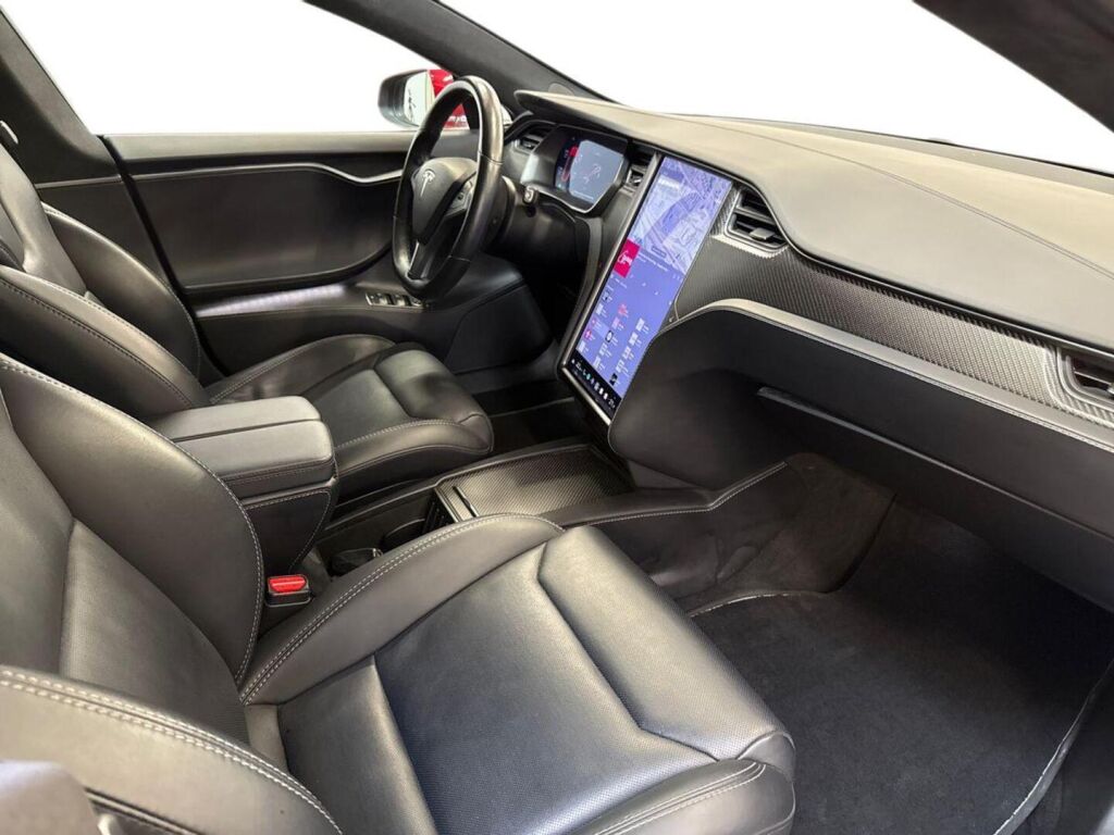 Tesla Model S 2019 Punainen