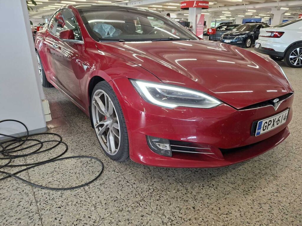 Tesla Model S 2019 Punainen