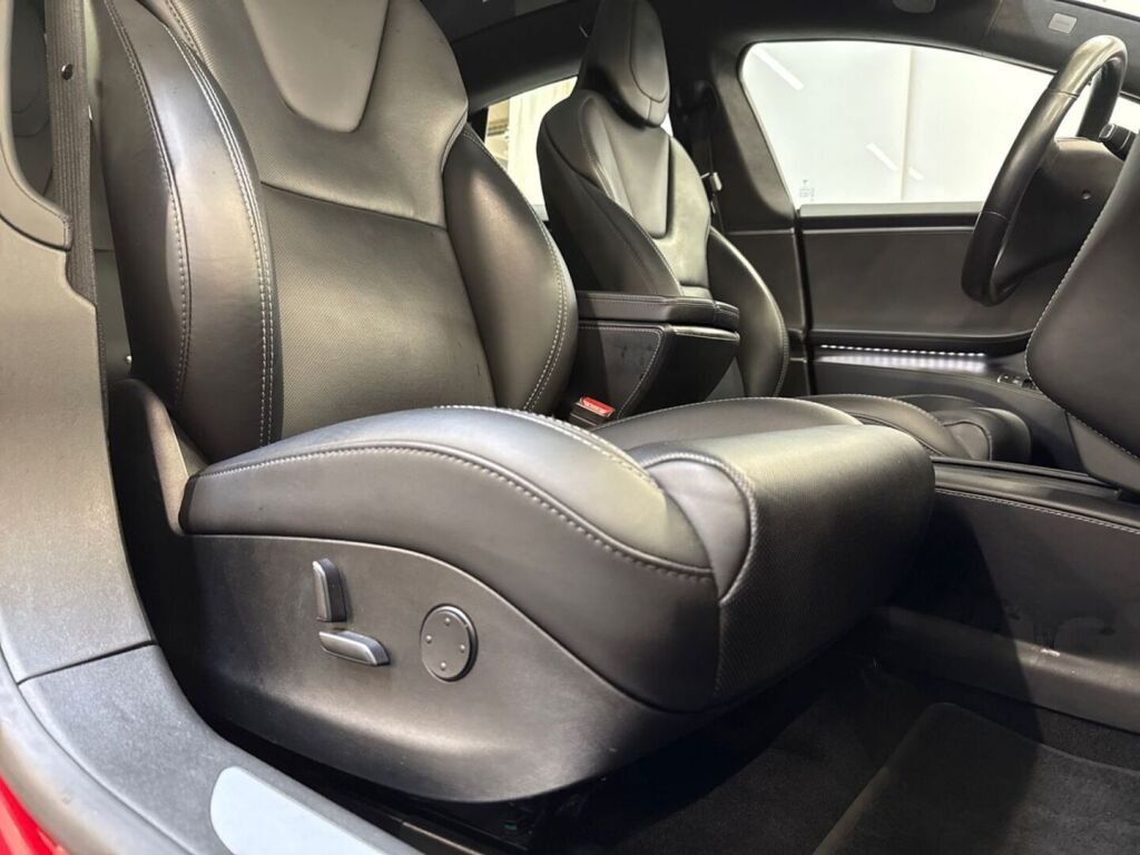 Tesla Model S 2019 Punainen