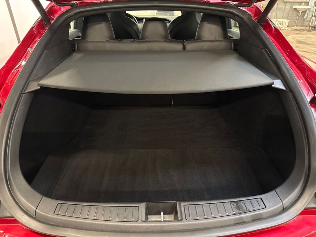 Tesla Model S 2019 Punainen