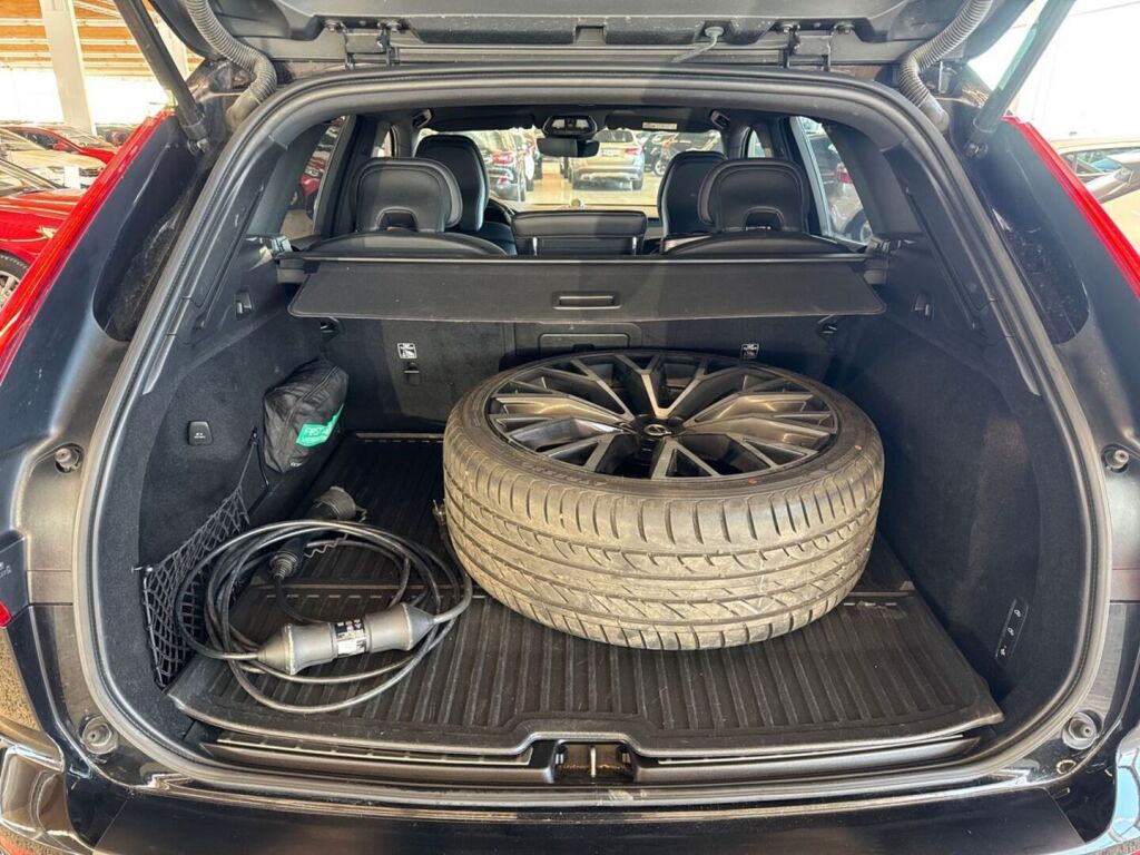 Volvo XC60 2022 Musta