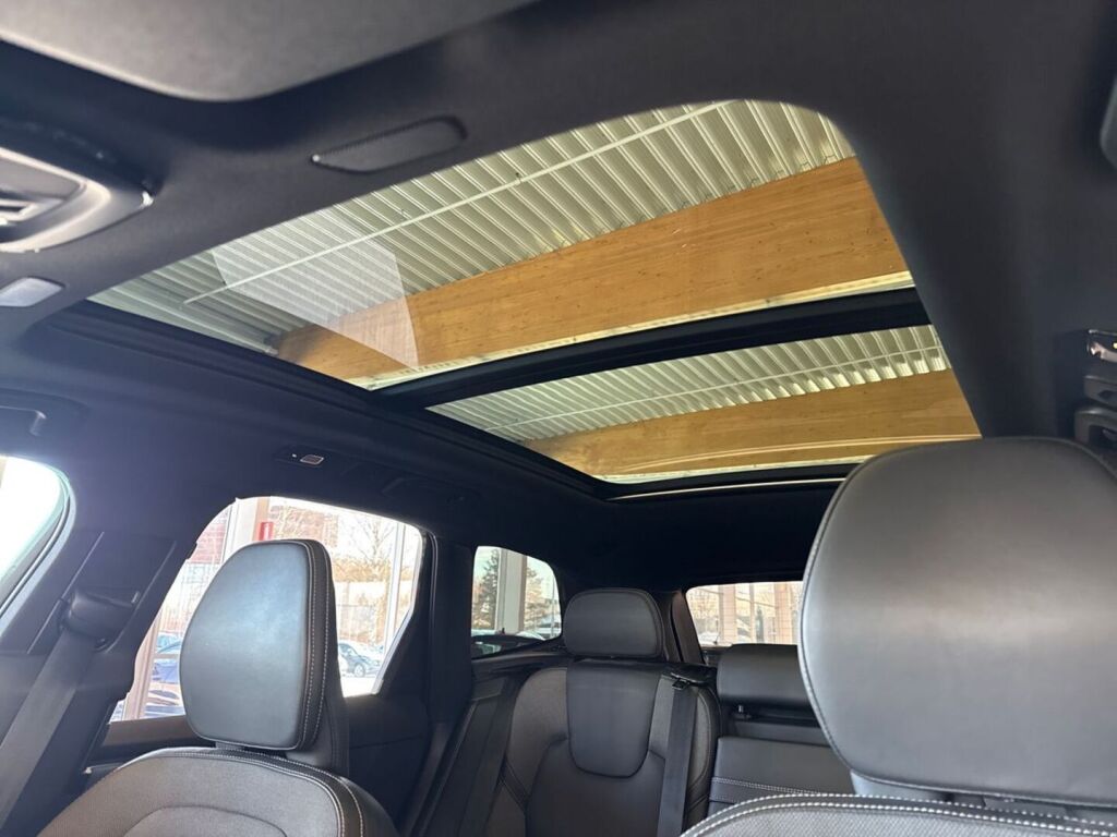 Volvo XC60 2022 Musta