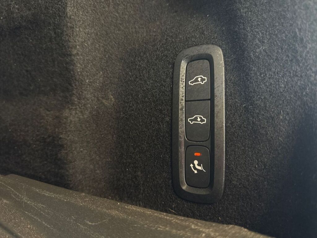 Volvo XC60 2022 Musta