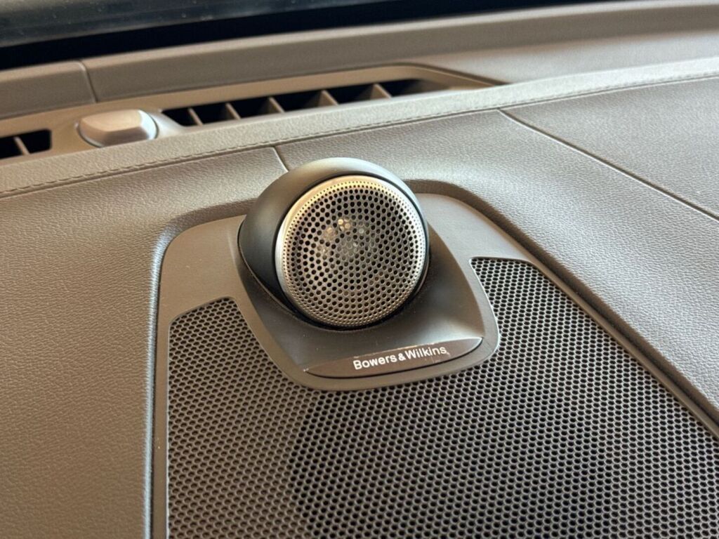 Volvo XC60 2022 Musta