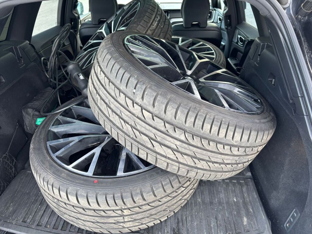 Volvo XC60 2022 Musta