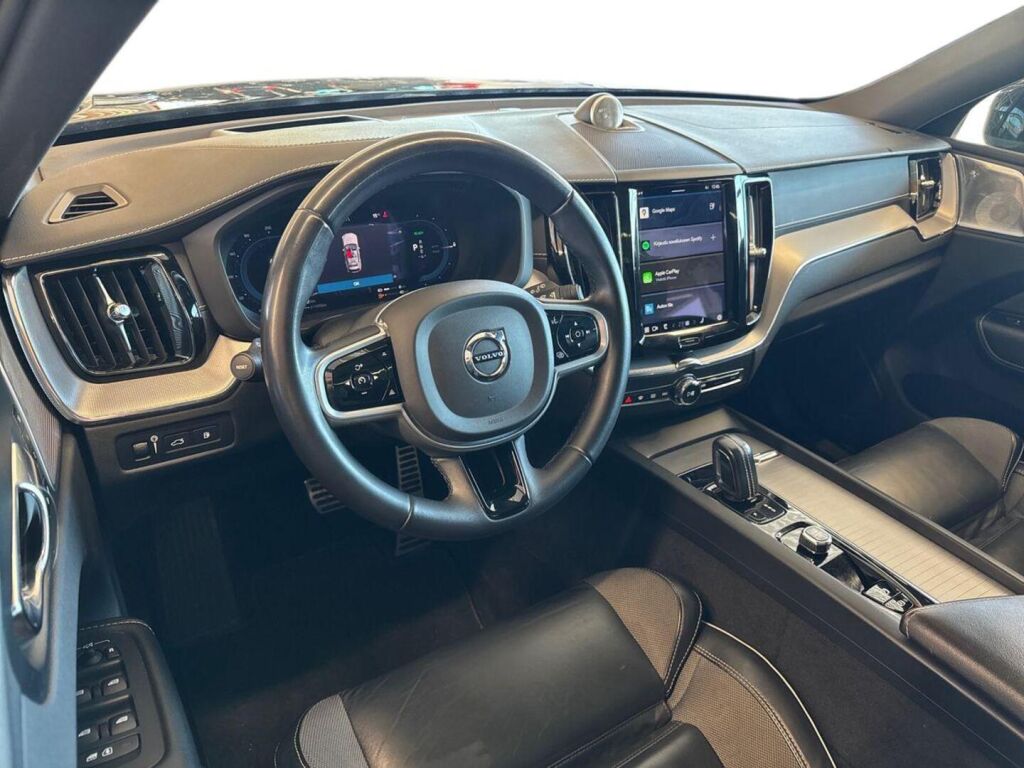 Volvo XC60 2022 Musta