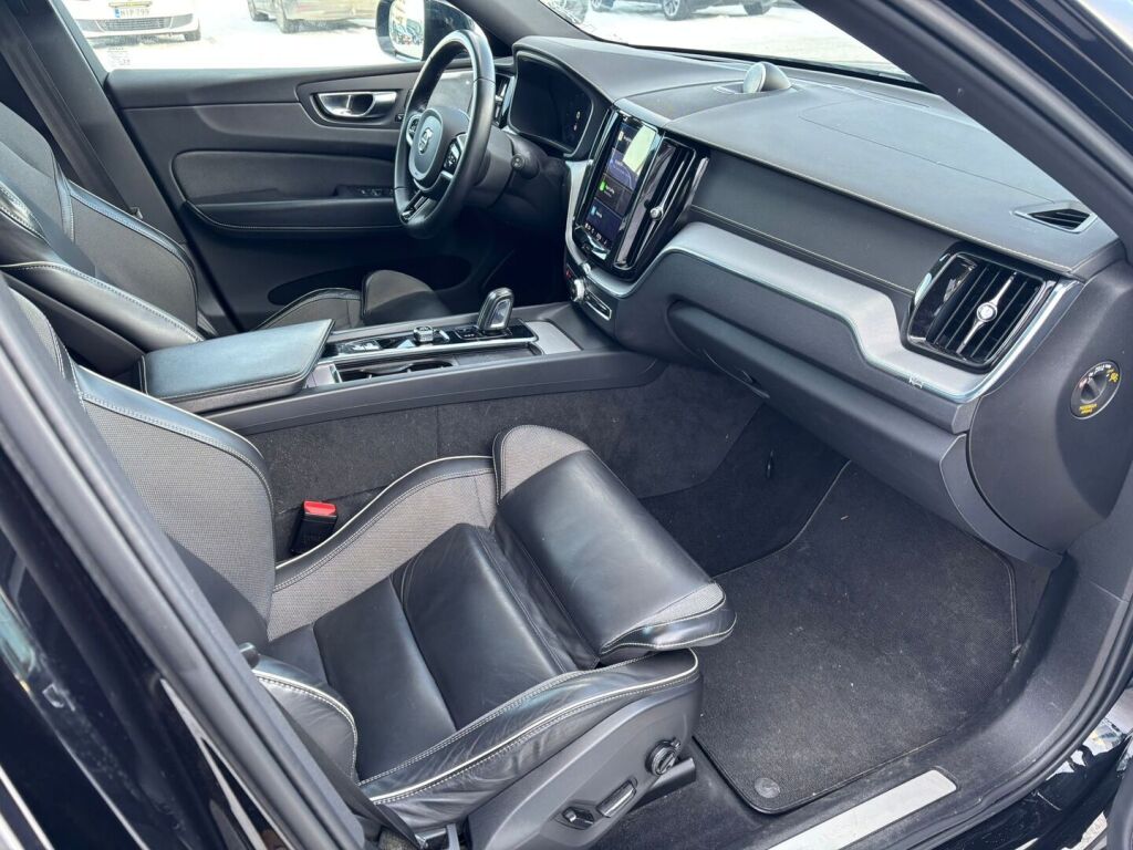 Volvo XC60 2022 Musta