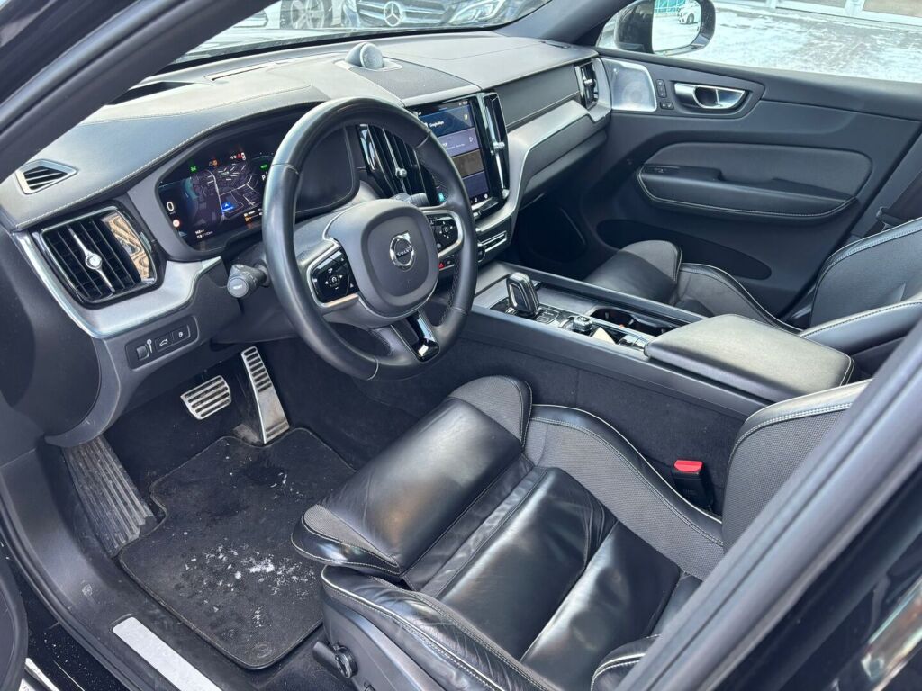 Volvo XC60 2022 Musta