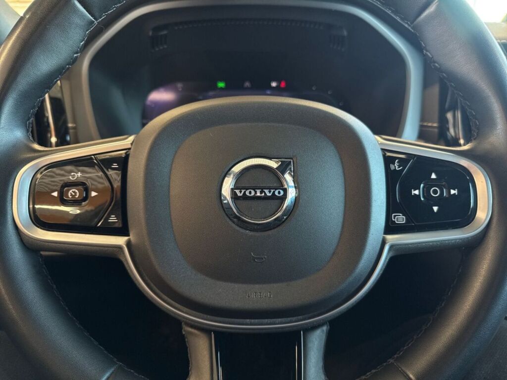 Volvo XC60 2022 Musta