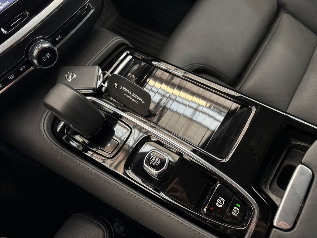 Volvo V60 2025 Harmaa