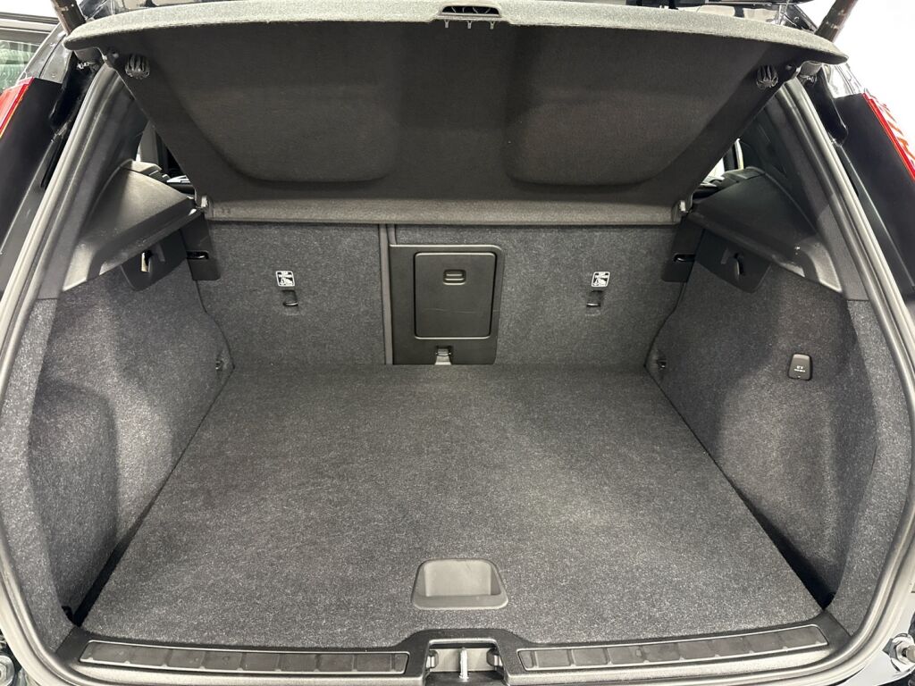 Volvo XC40 2021 Musta