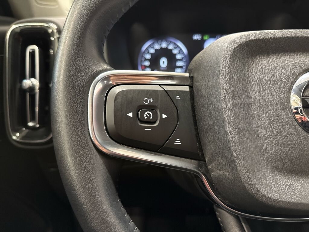 Volvo XC40 2021 Musta