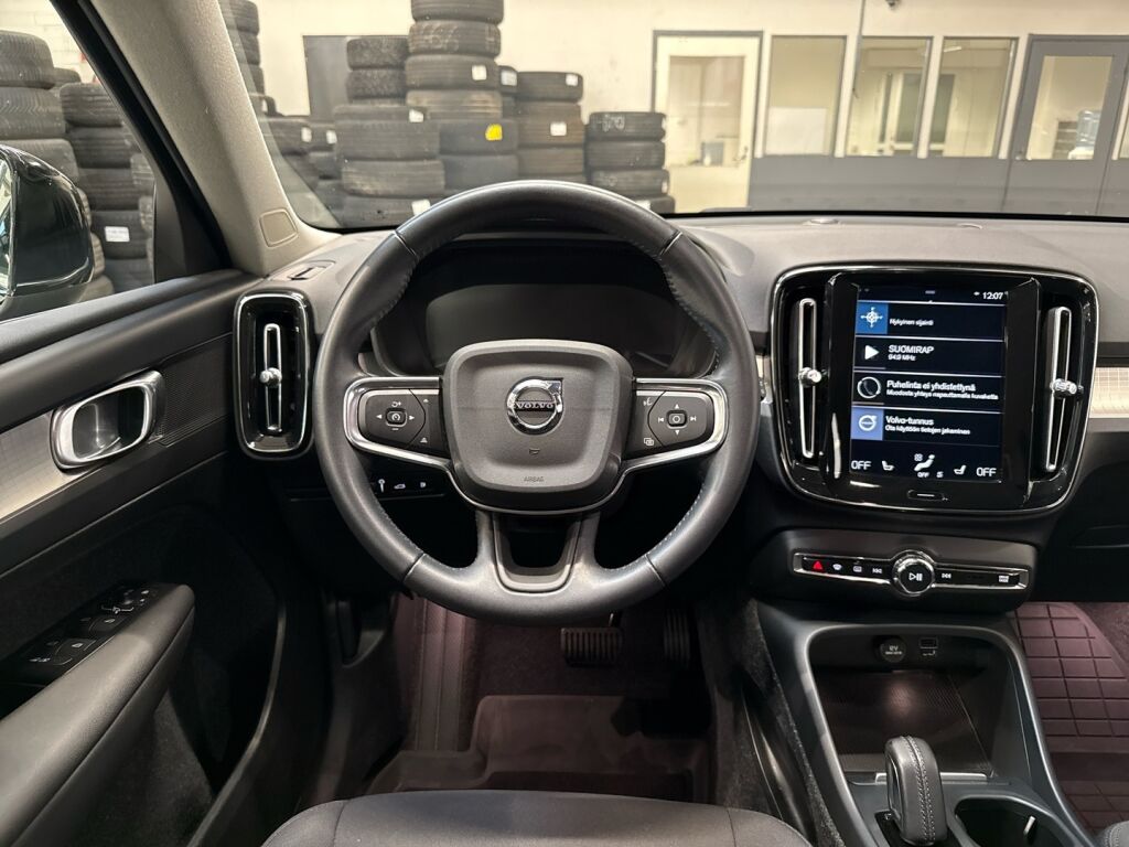 Volvo XC40 2021 Musta