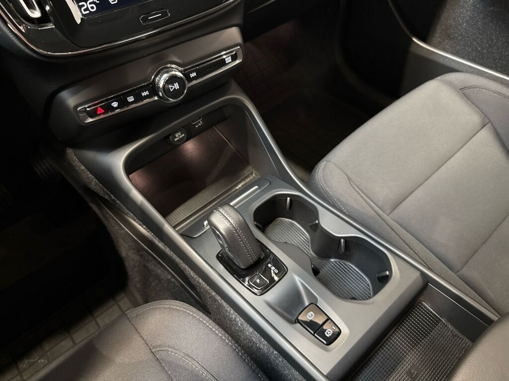 Volvo XC40 2021 Musta