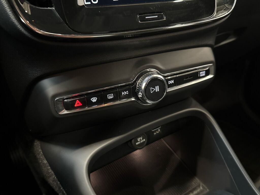 Volvo XC40 2021 Musta