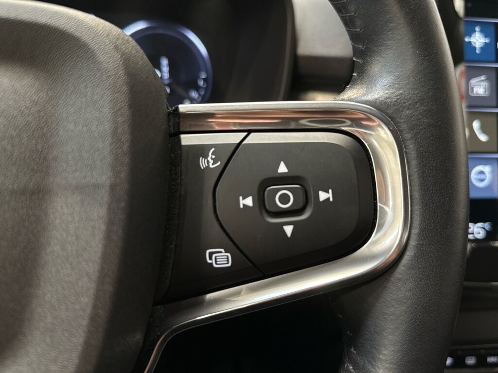 Volvo XC40 2021 Musta