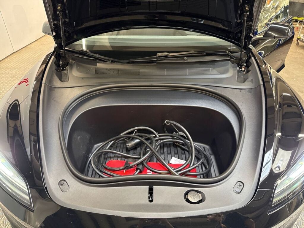 Tesla Model 3 2025 Musta