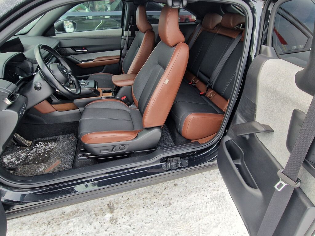 Mazda MX-30 2021 Musta