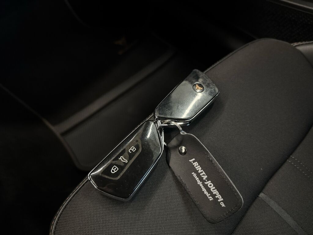 Cupra Leon 2022 Musta