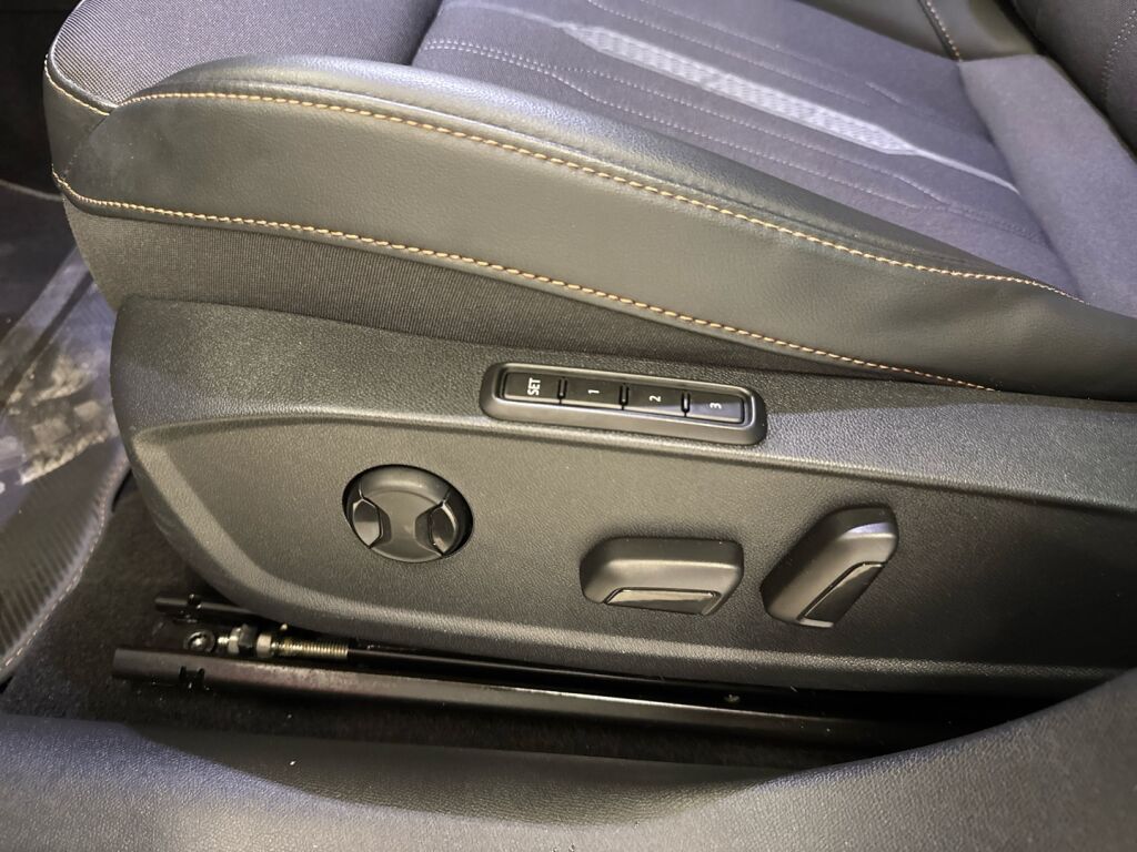 Cupra Leon 2022 Musta