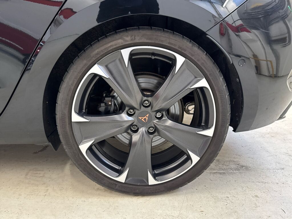 Cupra Leon 2022 Musta