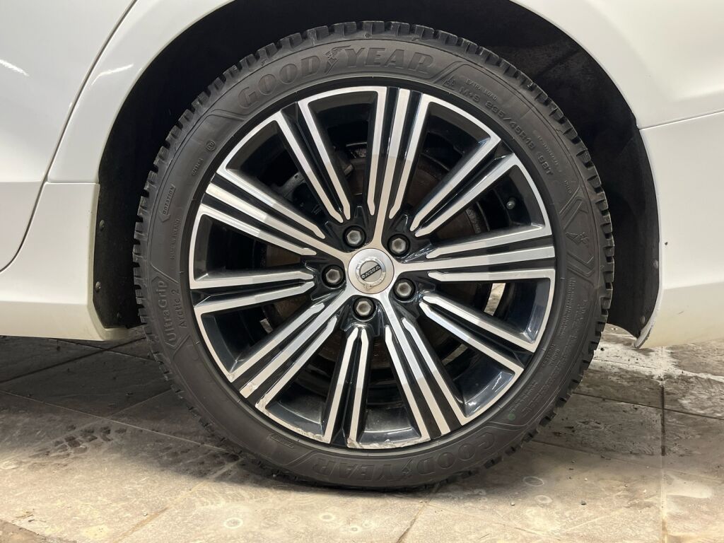 Volvo V60 2021 Valkoinen