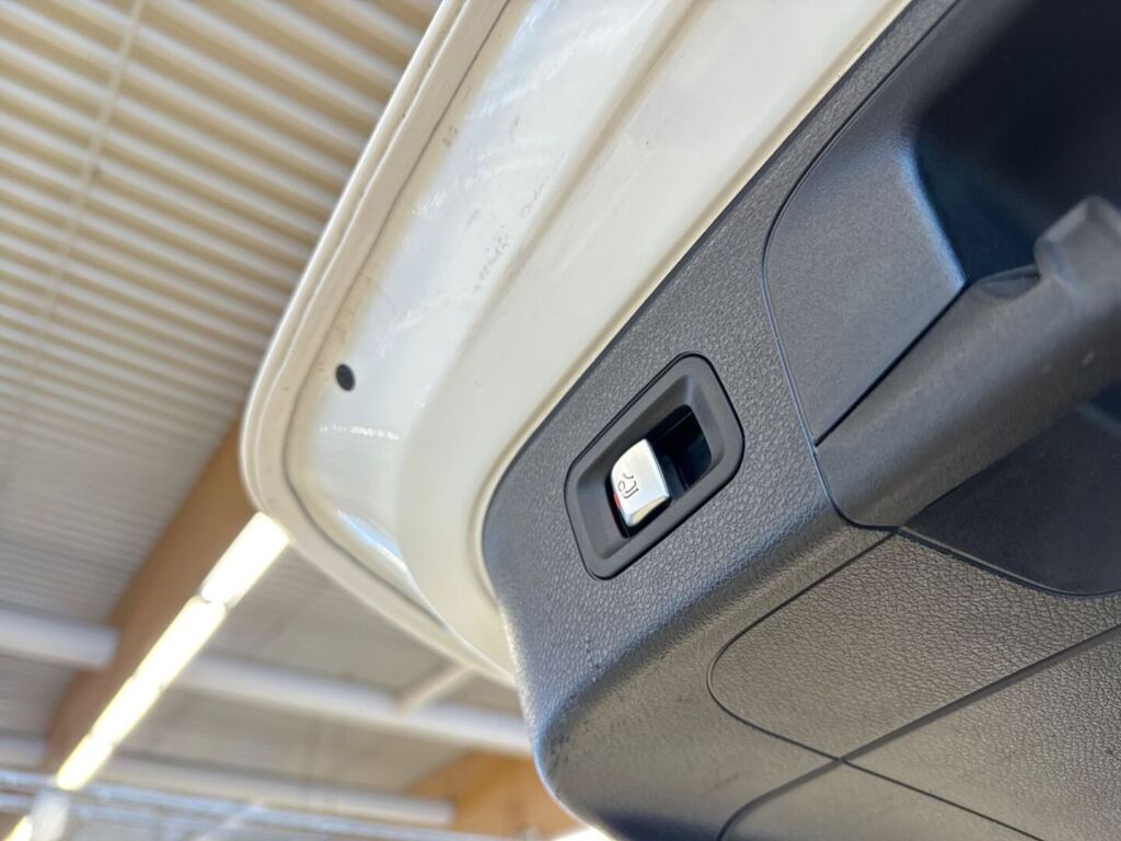 Mercedes-Benz EQC 2021 Valkoinen