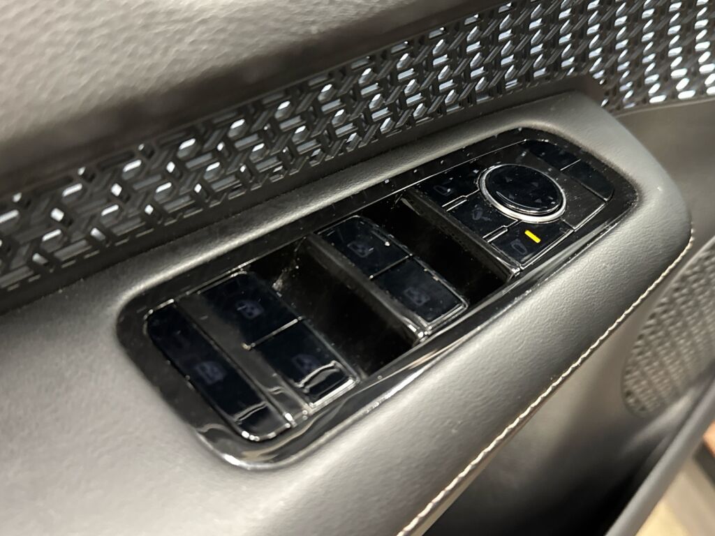 Nissan Ariya 2025 Monivär.