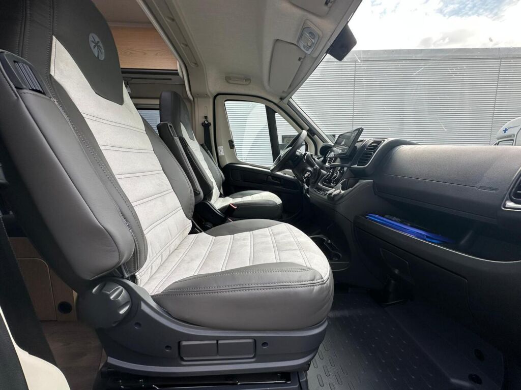 Sunlight ADVENTURE CLIFF VAN 640 EDITION BLUE 2025 6