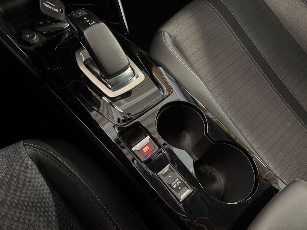 Peugeot e-2008 2022 Punainen