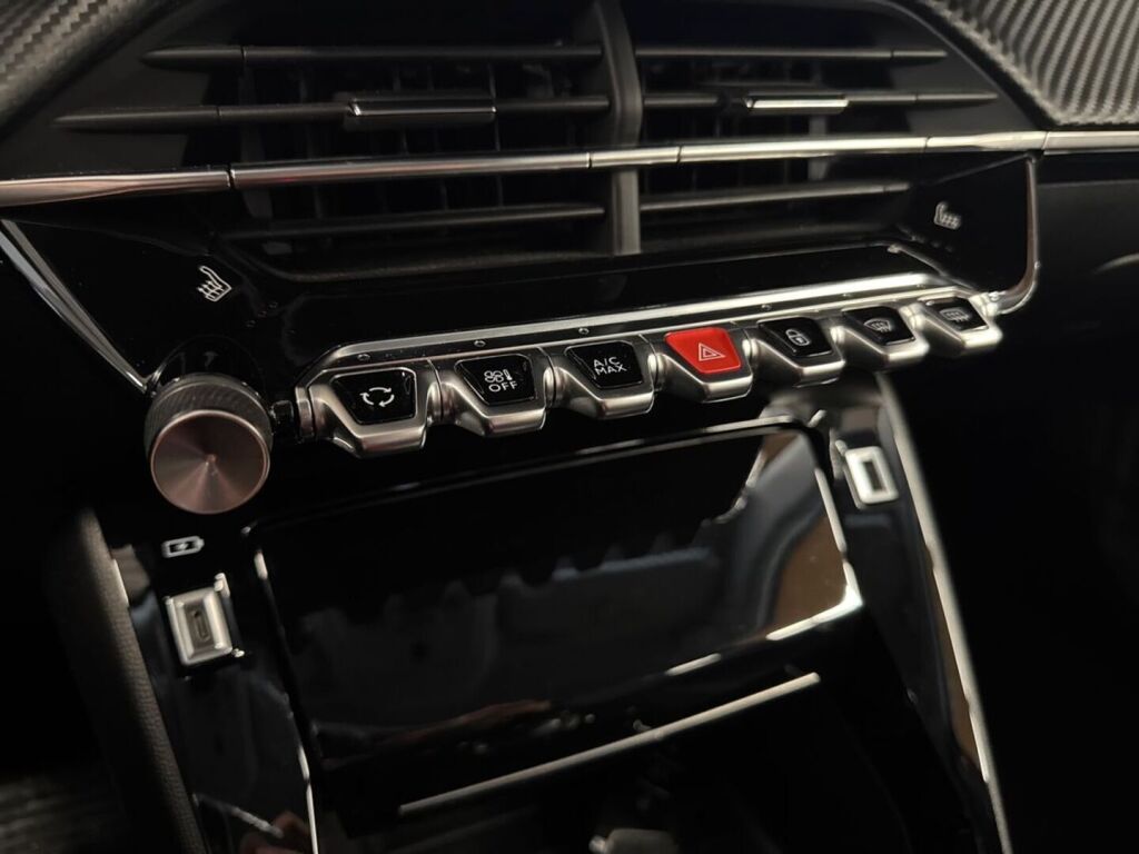 Peugeot e-2008 2022 Punainen