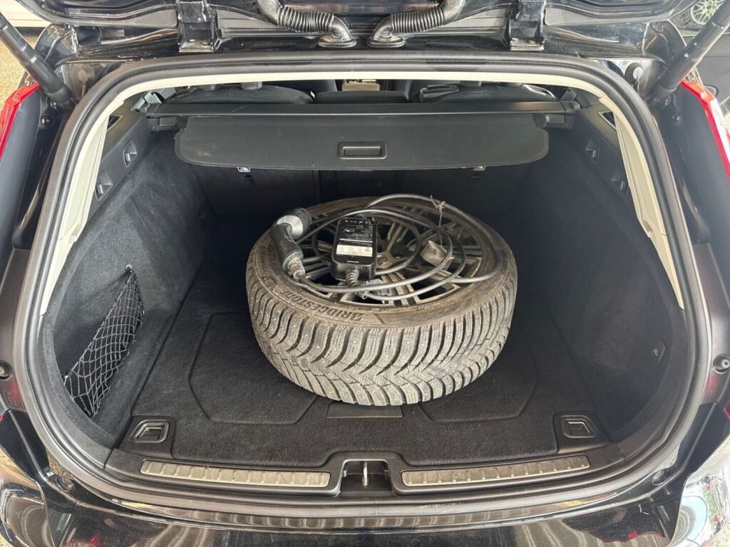 Volvo V60 2022 Musta