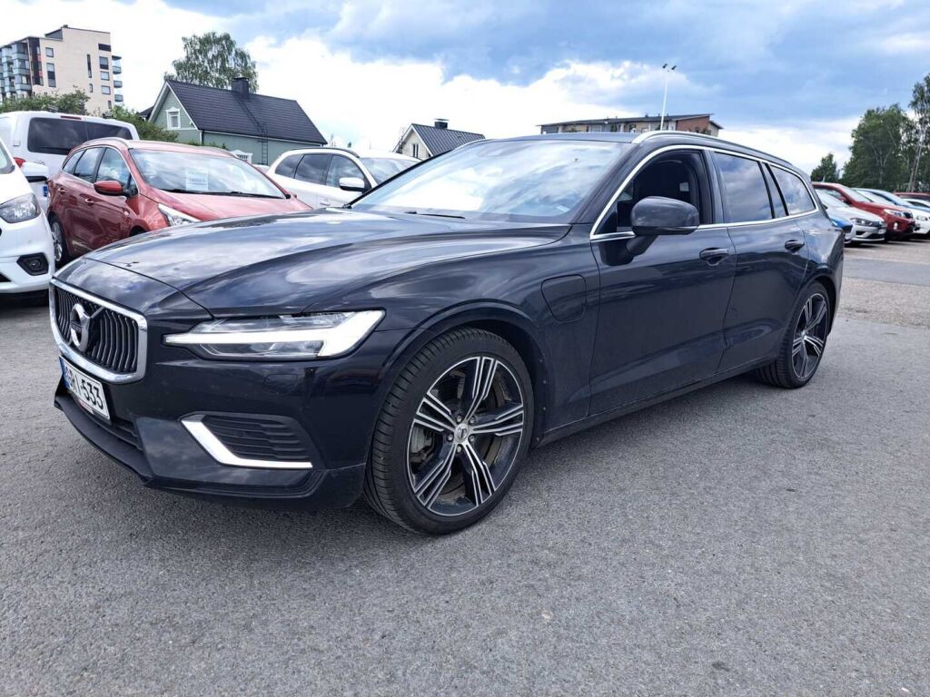 Volvo V60 2022 Musta
