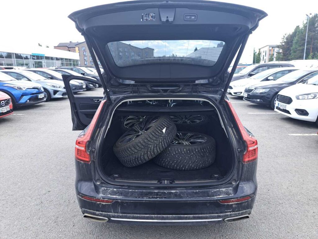 Volvo V60 2022 Musta