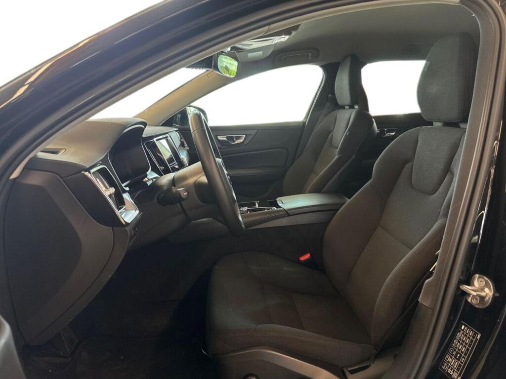 Volvo V60 2022 Musta