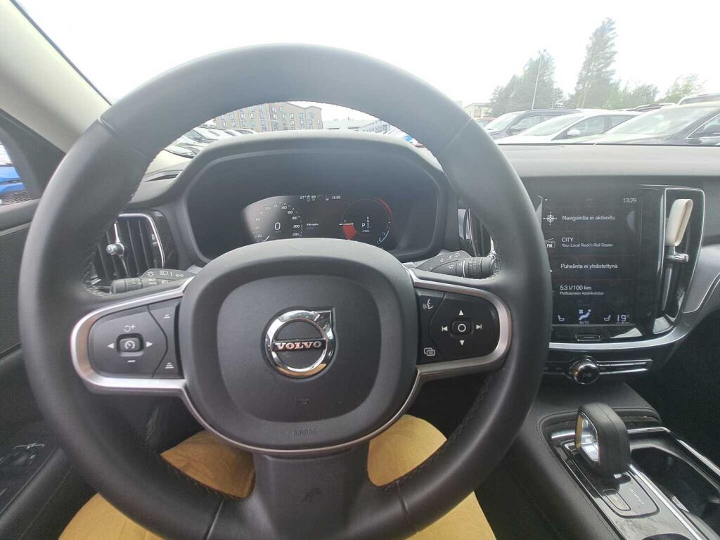 Volvo V60 2022 Musta