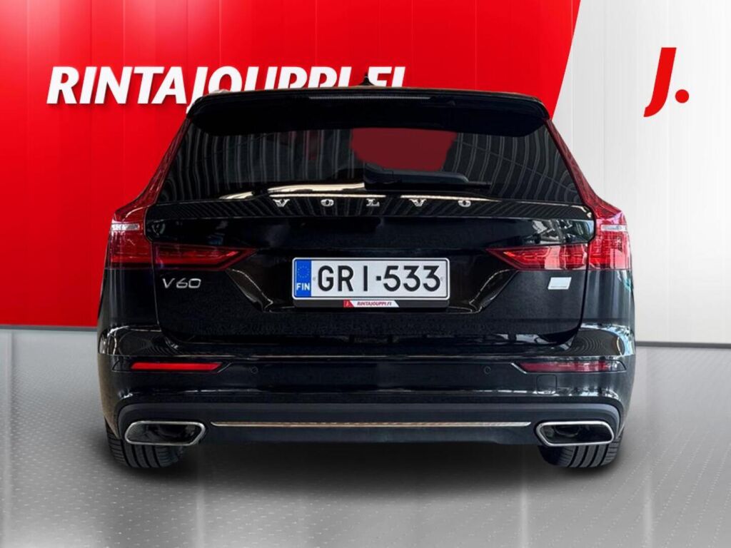 Volvo V60 2022 Musta