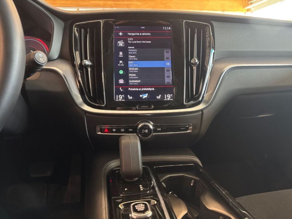 Volvo V60 2022 Musta