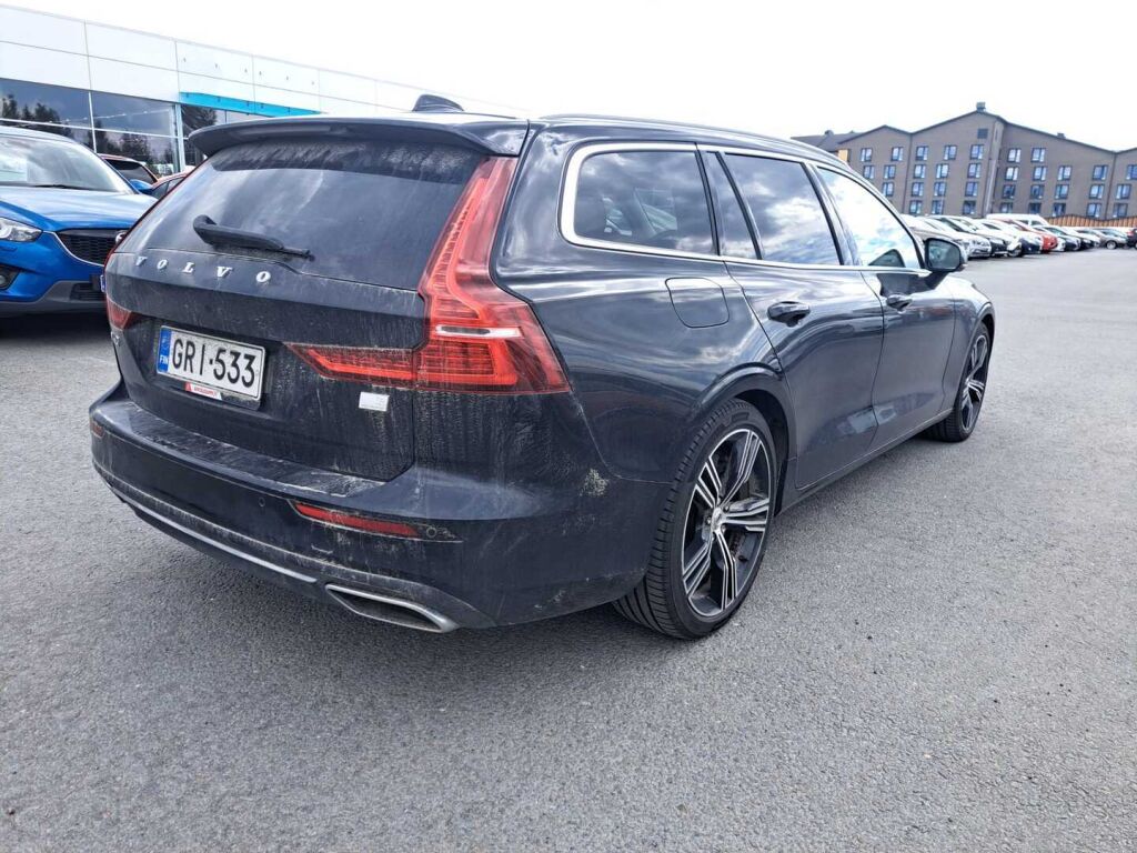 Volvo V60 2022 Musta