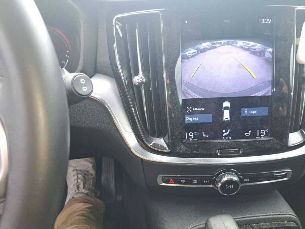 Volvo V60 2022 Musta