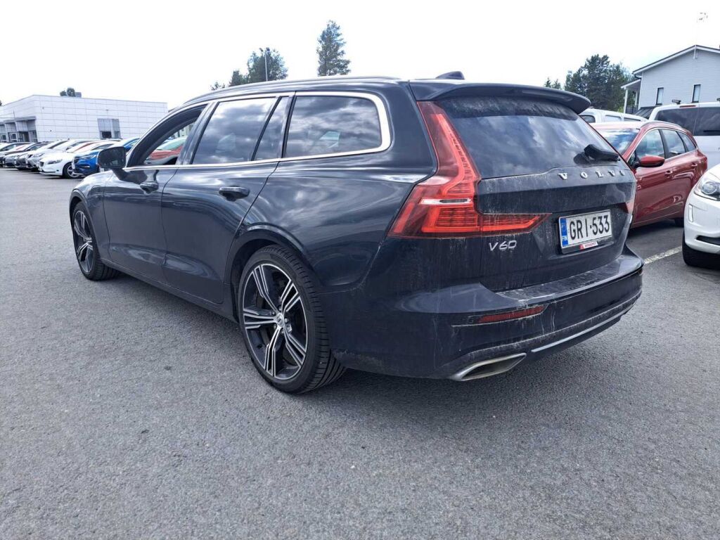 Volvo V60 2022 Musta