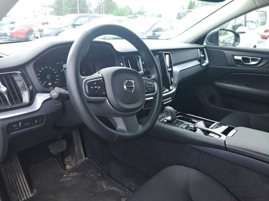 Volvo V60 2022 Musta