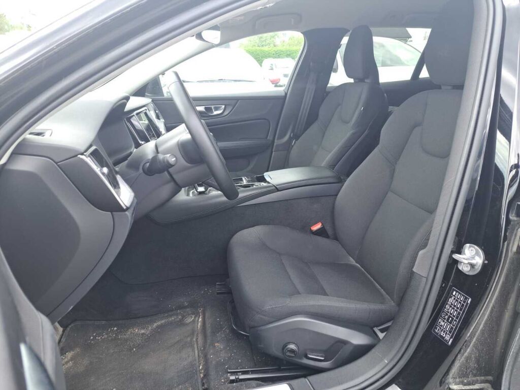 Volvo V60 2022 Musta