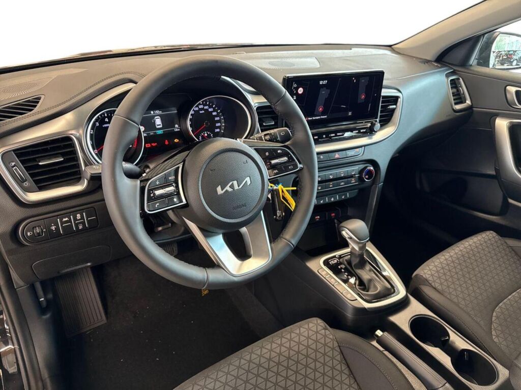 Kia Ceed 2025 Musta