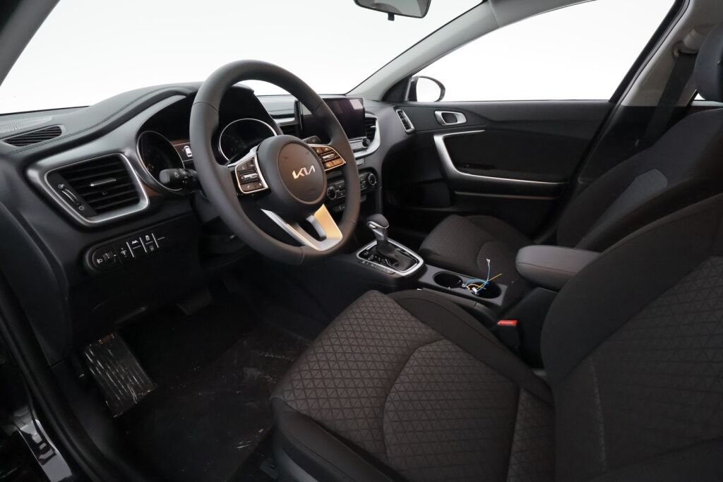 Kia Ceed 2025 Musta
