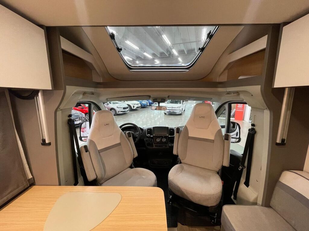 LMC Tourer Lift H 660 2024 Valkoinen