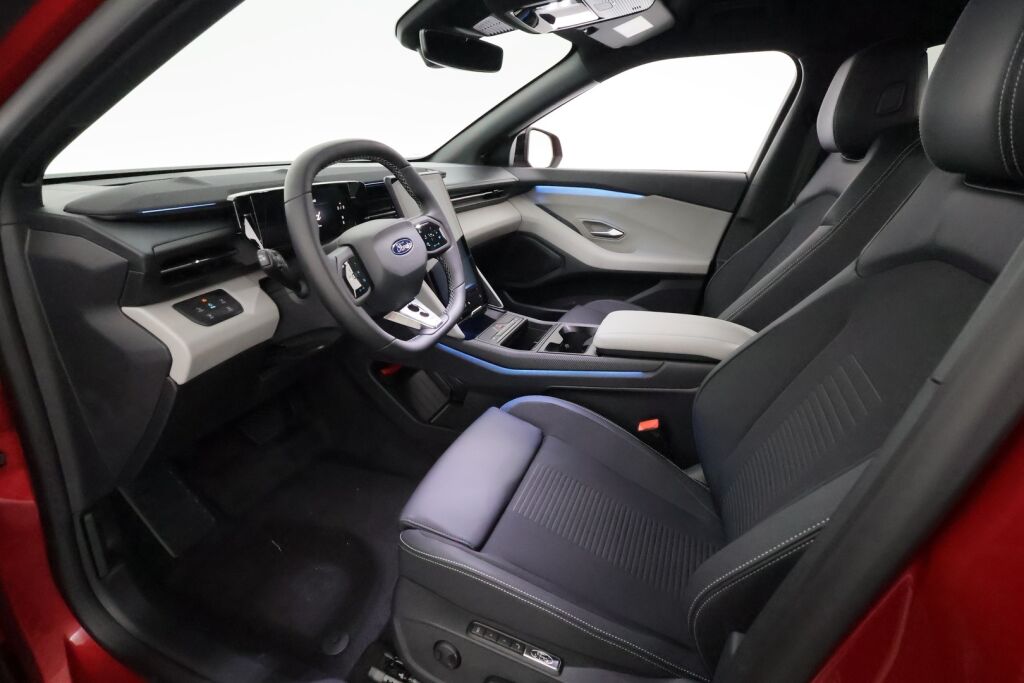 Ford Capri 2025 Punainen